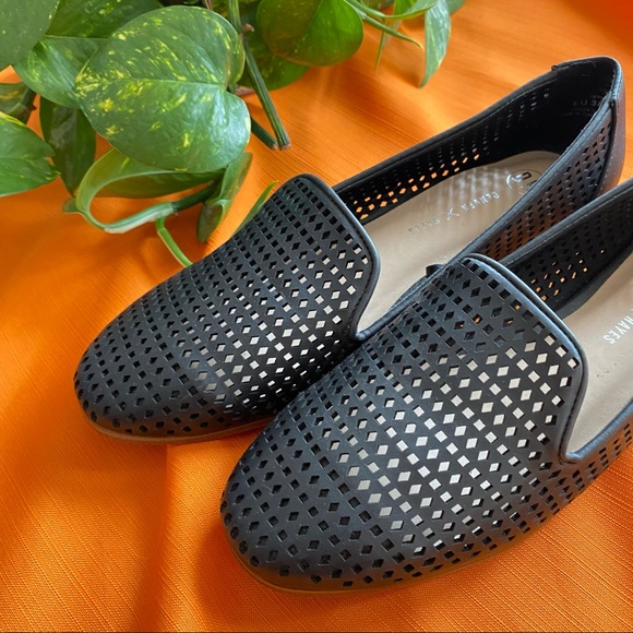 NWOT Denver Hayes Black Short Heeled Flats Slip On - Picture 2 of 6